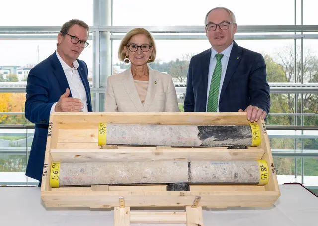 EVN-Vorstandsdirektor Stefan Szyszkowitz, Landeshauptfrau Johanna Mikl-Leitner und LH-Stellvertreter Stephan Pernkopf mit einem Bohrkern zur Geothermie. | Foto: NLK Filzwieser