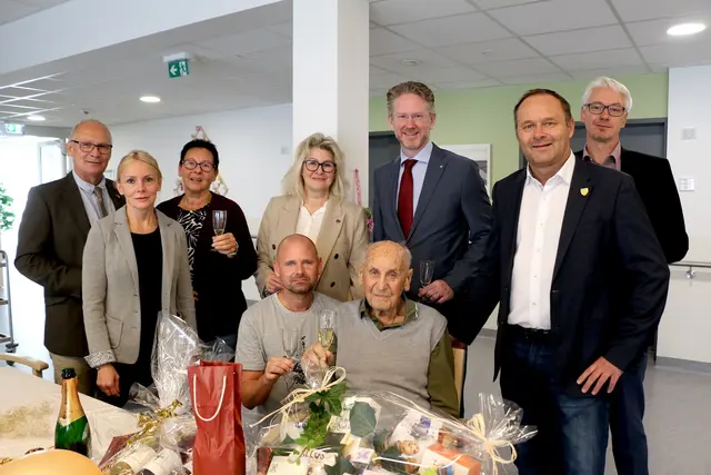 Vorne sitzend: Enkelsohn Alexander Renner mit Jubilar Franz Schwoiger; hintere Reihe: der Ebergassinger Bürgermeister Roman Stachelberger (SPÖ), Jasmin Möderl (Seniorenzentrum Fischamend), Elfriede Steindl (Tochter), die Ebergassinger Gemeinderätin Renate Terkola (SPÖ), Bezirkshauptmann Michael Engel, Fischamends Bürgermeister Thomas Ram (RAM),  Bernhard Reiter (Geschäftsführer Seniorenzentrum Fischamend) | Foto: Stadtgemeinde Fischamend