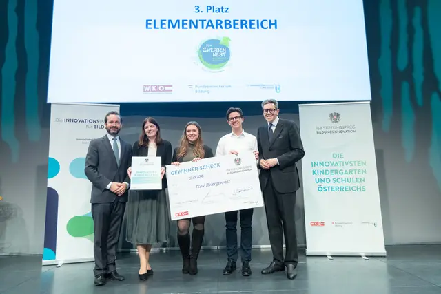 3. Platz in der Kategorie Elementarbildung: TGW Zwergennest: ISB-Vorstand Calice, Vertreter des Zweigennes und WKÖ-Präsident Mahrer bei der Verleihung des ISB Stifungspreises für Bildungsinnovation. | Foto: ISB/Tanzer