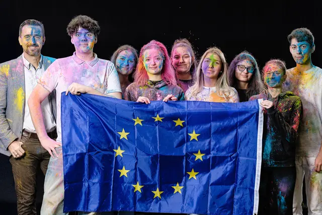 Holi-Fotoshooting mit Thomas Leibetseder anlässlich der Erasmusdays in der HAK Voitsberg | Foto: IQ-Foto