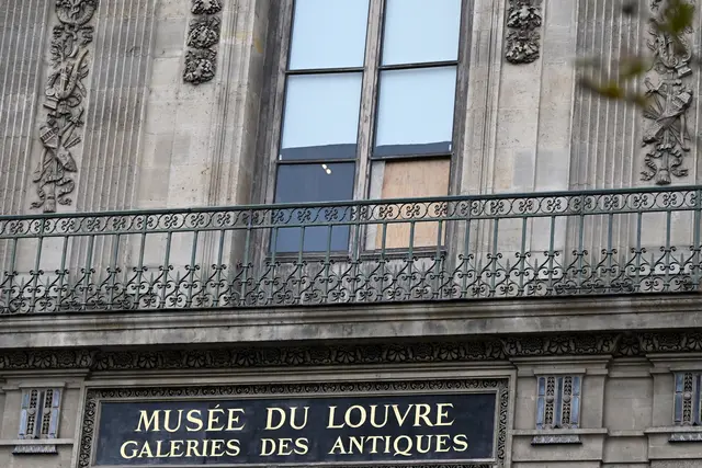 Drei Tage nach dem schätzungsweise 88 Millionen Euro schwerem Überfall im Louvre in Paris – gestohlen wurde ein Teil der französischen Kronjuwelen aus der Galerie d´Apollon – wird eine große Diskussion um die Sicherheitsmaßnahmen in Frankreichs Museen geführt. | Foto: Emma Da Silva / AP / picturedesk.com