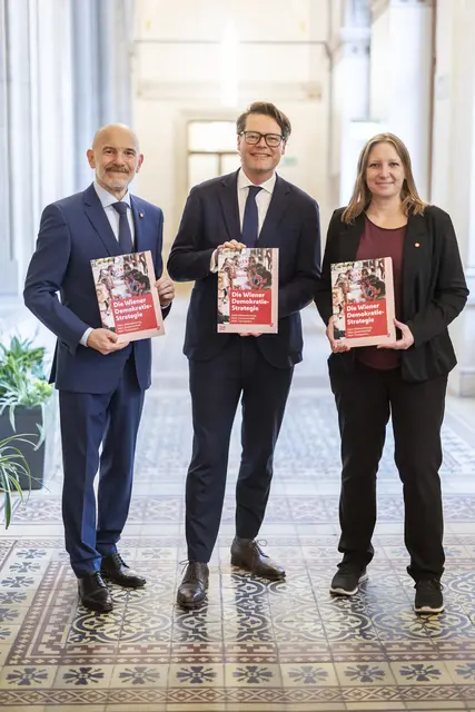 Im Rahmen der Wiener Gemeinderatssitzung wurde eine Strategie zur Stärkung der Demokratie beschlossen. Am Foto von links nach rechts: Thomas Weber (Neos), Jürgen Czernohorszky & Nina Abrahamczik (beide SPÖ). | Foto: Stadt Wien/Bubu Dujmic