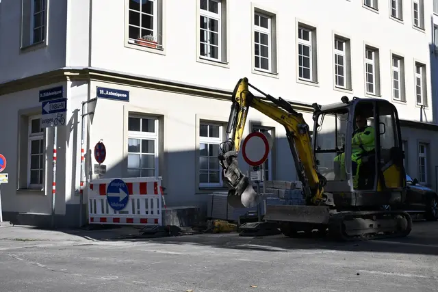 Die Bagger sind angerollt. An der Ecke Antonigasse und Hildebrandgasse haben die Bauarbeiten gestartet.  | Foto: BV18