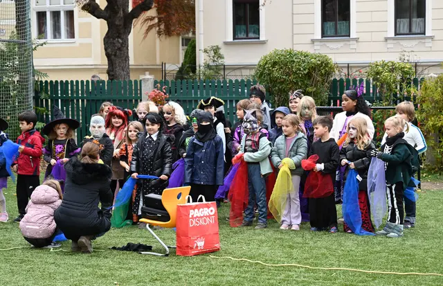 Hexen, Zauberer und kleine Monster machten das Schulgelände zur fröhlich-gruseligen Bühne. | Foto: 2025psb/sap