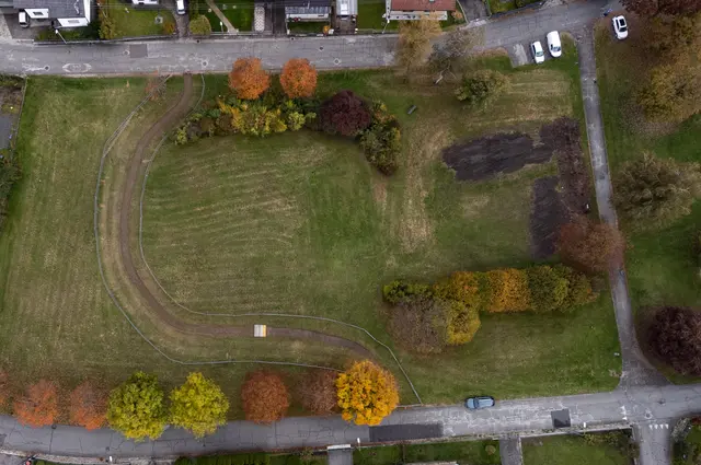Einmal von oben. Wo bleibt der Plan vom Stadtgartenamt? Wohin kommt das Wäldchen und was wird auf Jahre eingezäunt? 