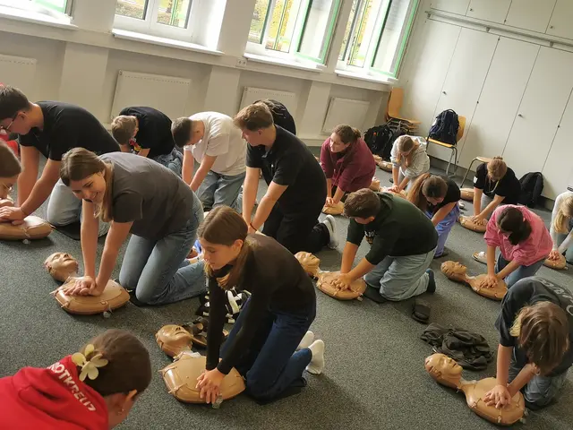 Beim Aktionstag trainierten alle Klassen eine Stunde lang die Herzdruckmassage. | Foto: Christina Brandmair