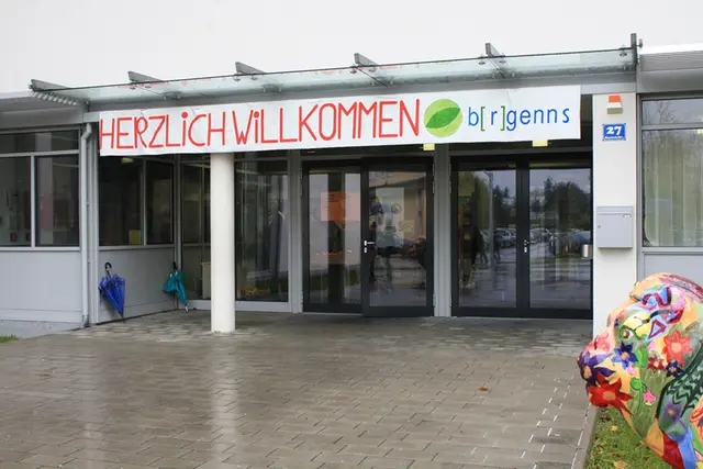 Bei regelmäßigen Führungen durch das Schulgebäude erhalten Besucher:innen anschauliche Einblicke in die verschiedenen Schwerpunkte der Schule.  | Foto: Werner Dietl