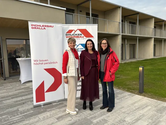 Für die Betriebsführung konnte die Volkshilfe Steiermark als Partnerin gewonnen werden, Bürgermeisterin Tanja Fauland-Gratz (m.) mit Wohnbetreuerin Alexandra Beraus (li.) und Dionne Kratzer Bischops (re.) von der Volkshilfe. | Foto: B. Gady