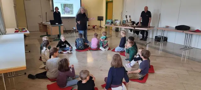 Die Kinder der Volksschule Groß St. Florian waren sehr aufmerksam bei den Ausführungen rund um den Biber. | Foto: VS Groß St. Florian