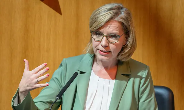 Leonore Gewessler (Grüne) erklärte in der Begründung für die dringliche Anfrage an Infrastrukturminister Peter Hanke (SPÖ), "dass Milliarden in Naturzerstörung investiert würden", während gleichzeitig, so Gewessler, für Familien, Kinder und die Polizei das Geld fehle.  | Foto: Martin Juen / SEPA.Media / picturedesk.com
