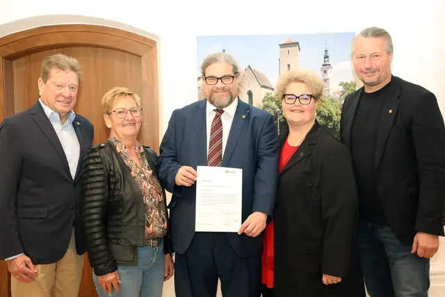 Bei der Angelobung: Stadtrat und SPÖ-Gemeinderatsklubchef Helmut Mayer, die interimistische SPÖ-Stadtparteichefin Hannelore Rohrhofer, der neue Gemeinderat Klaus Bergmaier mit Gattin Andrea sowie Bürgermeister Peter Molnar. | Foto: Stadt Krems