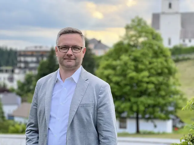 Neuer Wohnraum, geplanter Glasfaserausbau und biotopische Projekte: Bürgermeister Manfred Straßegger weiß, was St. Kathrein am Offenegg lebenswert macht. | Foto: Gemeinde St. Kathrein am Offenegg