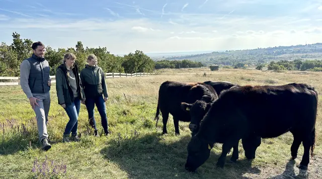 Stefan Fleischmann, Carina Neuwirth und Elisabeth Winkler betreuen das Projekt "Biodiversitätshotspot Trockenrasen" in St. Margarethen am Kogel.  | Foto: Barbara Babonitsch-Diewald
