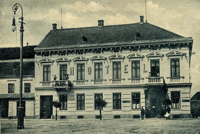 Der „Goldene Löwe“ am Hauptplatz war einst gesellschaftlicher Mittelpunkt mit Tanzsaal, Café und prominenten Gästen - undatiert. | Foto: Stadtarchiv Zwettl
