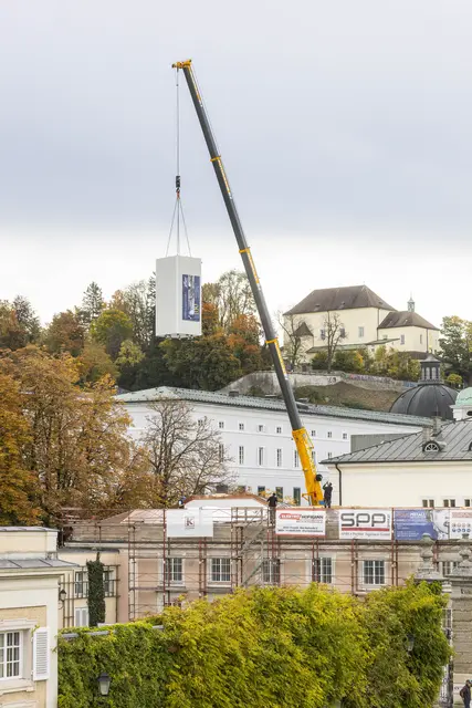 Das Salzburg-Panorama von Johann Michael Sattler wurde an seinen neuen Ausstellungsstandort im Mirabellgarten transportiert.  | Foto: Salzburg Museum/Wildbild/Rohrer