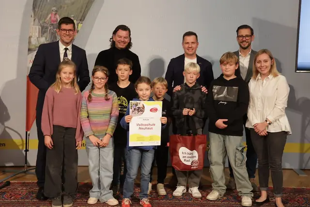 LH-Stv. Martin Gruber, Direktor Daniel Kosutnik (VS Neuhaus) mit SchülerInnen, Bgm. Patrick Skubel, LR Sebastian Schuschnig | Foto: LPD Kärnten/Wajand