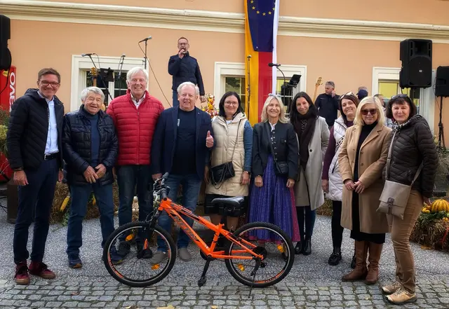 Übergabe des Kinderfahrrads am Repica-Fest (von links): Direktor Danilo Katz von der Europaschule, Franz Kuschej, Gerhard Visotschnig, Lions-Club-Präsident Emil Oman und Pädagoginnen der Europaschule | Foto: Europaschule St. Michael