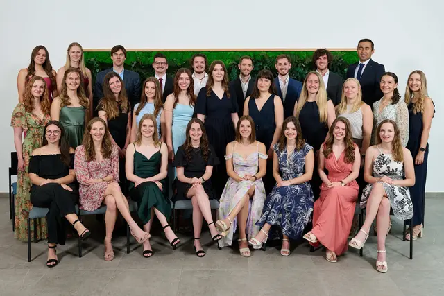 Die diesjährigen Absolventinnen und Absolventen aus dem FH-Studiengang Physiotherapie Wels bei der Sponsion. | Foto: FH Gesundheitsberufe OÖ