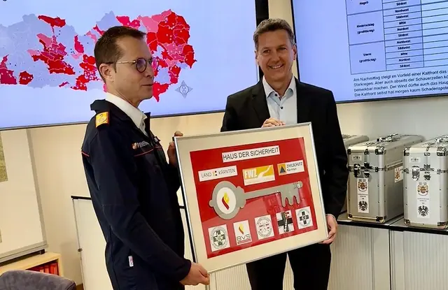 Schlüsselübergabe für das Haus der Sicherheit: LR Daniel Fellner und LFK Rudolf Robin
 | Foto: Büro LR Fellner
