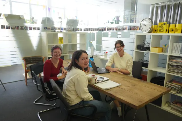 Auch das Team von „Sindbad" arbeitet im Coworking-Space in Itzling.  | Foto: Emanuel Hasenauer