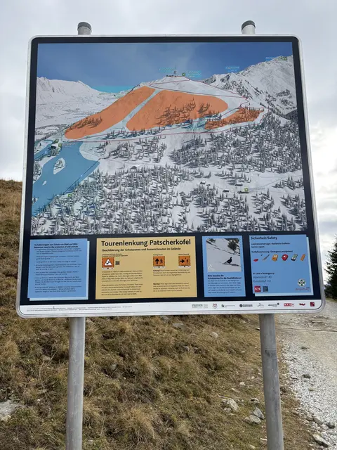 Mithilfe von Panoramatafeln werden Tourengeher und Freerider auf die betroffenen Schutzzonen aufmerksam gemacht. | Foto: Kendlbacher