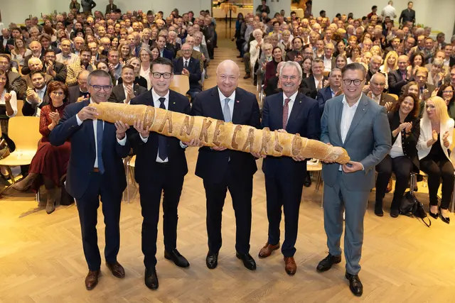 Zum Abschied kamen Obmann-Stellvertreter Manfred Schulz, Bezirksparteiobmann Kurt Hackl, Bundeskanzler Christian Stocker und LGF Matthias Zauner (r.). | Foto: Volkspartei NÖ