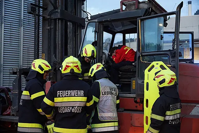 Bei der Übung wurde ein Verkehrsunfall, bei dem ein 16-Tonnen-Stapler mit seiner Gabel in einen Pkw fuhr und den Lenker im Bauchbereich einklemmte, simuliert. | Foto: BFV Leoben/Demmerer