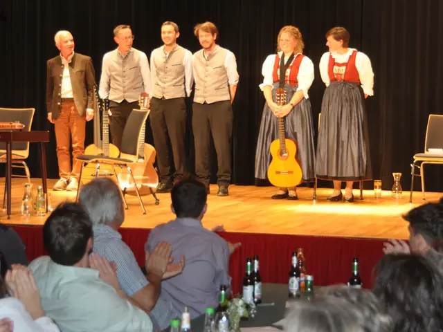 Applaus für Sprecher Rudi Krausse, Martin Hechenblaikner, Wolfgang Schipflinger, Maximilian Hechenblaikner und die Huber-Dirndln im voll besetzten Kirchdorfer Dorfsaal 