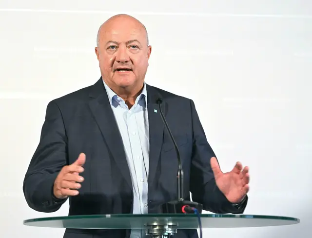 Bundeskanzler Christian Stocker wird kommende Woche am Rücken operiert. | Foto: HELMUT FOHRINGER / APA / picturedesk.com