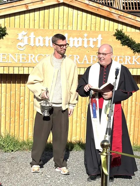 Bei der Segnung des Bioenergie-Heizkraftwerks beim Stanglwirt. | Foto: Kogler