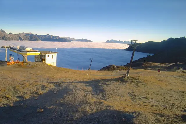 Blick in Richtung NO zur Zugspitze. Hochnebel über dem Inntal um ca. 7°° Uhr bei gefühlte 0° C und Windstille. Nun löst sich der Hochnebel auch im Tal langsam auf und bald wird es über uns Sonnenschein und klitsch blauen Himmel geben! | Foto: © by Ing. Günter Kramarcsik
