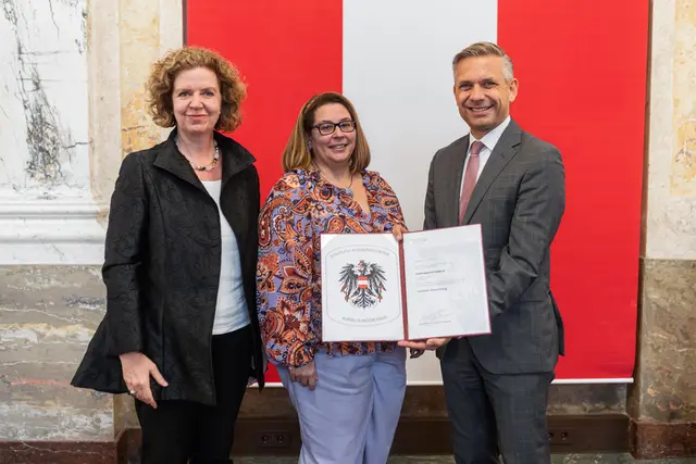 (v. l.) Magistratsdirektorin Gabriele Herlitschka und Lehrlingsbeauftragte Sabine Floßmann nehmen im Namen der Stadt Innsbruck das Gütesiegel „Staatlich ausgezeichneter Ausbildungsbetrieb“ von Bundesminister Wolfgang Hattmannsdorfer entgegen. | Foto: © BMWET/Enzo Holey