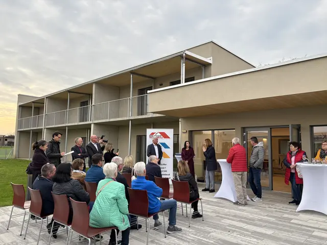 Landesrätin Simone Schmidtbauer lobte das Wohnen mit Holz im "Betreuten Wohnen Galla" bei der Hausübergabe. | Foto: B. Gady