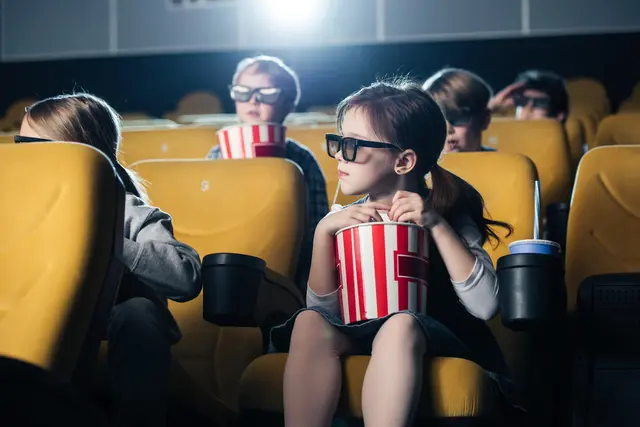 Mit den Kleinsten ins Kino – auch das ist eine Möglichkeit, die Ferienabende zu verbringen.  | Foto: Panthermedia/AndrewLozovyi