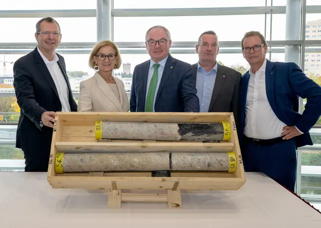 EVN-Vorstandsdirektor Stefan Stallinger, Landeshauptfrau Johanna Mikl-Leitner, LH-Stellvertreter Stephan Pernkopf, Umweltanwalt Tom Hansmann und EVN-Vorstandsdirektor Stefan Szyszkowitz | Foto: NLK Filzwieser