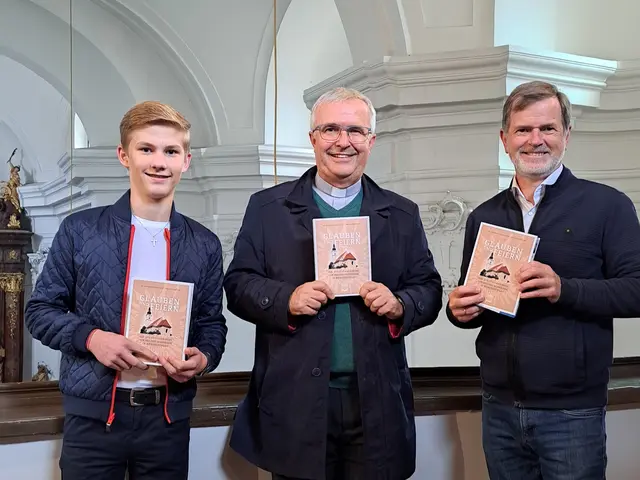 Friedrich Rinnhofer (rechts) und Jonas Rinnhofer (links) haben ein Buch über die kathlische Pfarrkirche in Mürzzuschlag geschrieben. | Foto: Rinnhofer