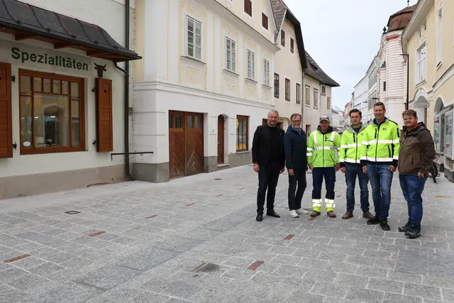 Freuen sich über die Fertigstellung
v.li.n.re.: Bürgermeister Peter Molnar, Stadtrat Werner Stöberl, Polier Mario Keusch, Bauleiter Dominik Dingl und Andreas Hirtl von der Porr AG sowie Dominik Kormesser, Leiter der Abteilung Straßen- und Wasserbau am Magistrat Krems | Foto: Stadt Krems