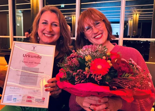 Brigitte Awart-Resei, Leiterin Personalmanagement und Verena Schwertführer, Personalmanagerin, Herz-Jesu Krankenhaus freuten sich sichtlich über die Auszeichnung. | Foto: Herz-Jesu-Krankenhaus