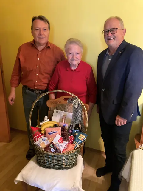 Karl Ollinger, Maria Ollinger, Leopold Zwickelstorfer (ÖVP) | Foto: Gemeinde Scharndorf