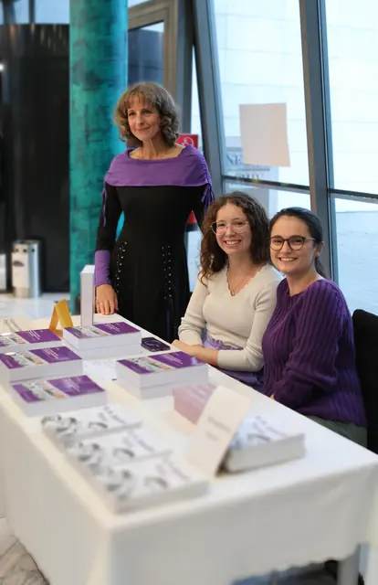Gerti Malle mit ihrem neuen Buch und der freundlichen Unterstützung von Emilija Pirker und Tamara Joainig | Foto: Boris Novak