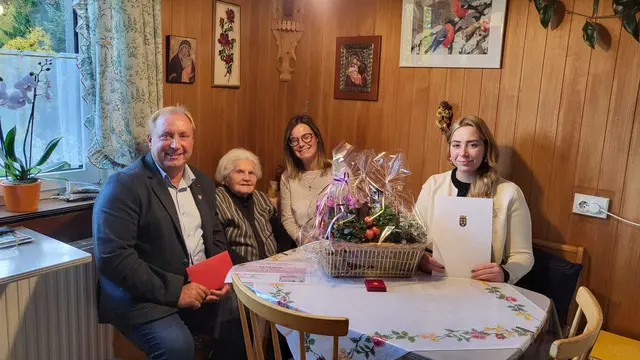 Ortschef Christian Trettler mit Jubilarin Leopoldine Schabauer, Gemeinderätin Caroline Wappel und  Anke Tettenborn von der BH Neunkirchen.
 | Foto: Gemeinde Trattenbach