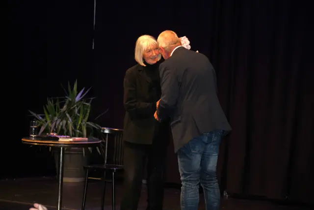 OHO-Obmann Thomas Monetti dankte Erika Pluhar für diesen wunderschönen Literaturabend. | Foto: Peter Seper