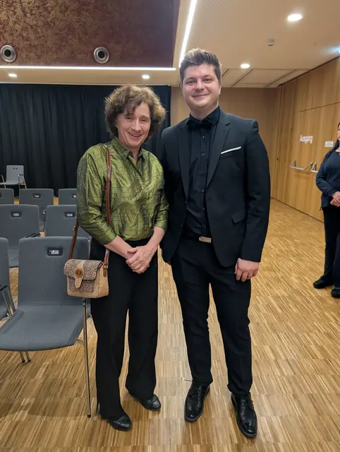 Pianisten unter sich: Almut Teichert und Christoph Bratl tauschen sich nach dem gelungenen Konzert aus.  | Foto: MeinBezirk/Laura Jung