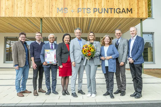 Die neue Mittelschule Puntigam wurde nach knapp zwei Jahren Bauzeit feierlich eröffnet. Am Foto: Rudolf Peer (GBG), Stadtrat Robert Krotzer, Amir Istfanous (GBG), Bildungsdirektorin Elisabeth Meixner, Bildungsstadtrat Kurt Hohensinner, Schuldirektorin Anita Kreiner, Bürgermeisterin Elke Kahr, Günter Hirner (GBG), Günter Fürntratt (Abteilung für Bildung und Integration) (v. l.) | Foto: Stadt Graz/Fischer