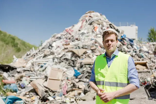 Umwelt- und Klima-Landesrat Stefan Kaineder gibt einen Überblick über die Altlasten im Bezirk. | Foto: Land OÖ/Werner Dedl
