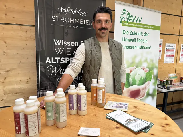 Florian Strohmeier von der Seifenfabrik Strohmeier aus Judenburg beim Tag der offenen Tür im Ressourcenpark Hönigsberg mit einigen seiner Produkte aus veredelten Altspeiseöl.  | Foto: MeinBezirk/Angelina Koidl