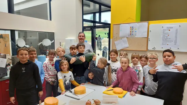 Hurra, der Herbst ist da: Die kochbegeisterten Schülerinnen und Schüler der VS Retznei mit Koch Thomas Ranninger. | Foto: VS Retznei