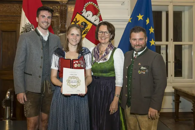 Im Bild: Birgit Schernthaner (2. v. li.) aus Tamsweg mit dem Volkstanzleistungsabzeichens in Gold; weiters im Bild: Lucia Luidold, Leiterin des Referats Volkskultur, kulturelle Erbe und Museen Land Salzburg; Hannes Brugger (re.), Landesobmann der Salzburger Heimatvereine und Roland Weiß, Landes-Volkstanzreferent der Salzburger Heimatvereine, 21.10.2025. | Foto: Land Salzburg/Neumayr/Leopold