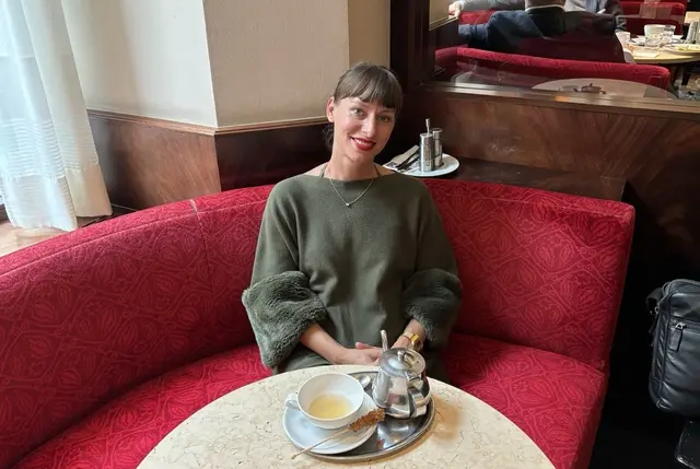 Im Wiener Kultlokal Café Museum erzählt Geschäftsführerin Daniela Reiter MeinBezirk über das Unternehmen Mevisto. | Foto: MeinBezirk/Kevin Gleichweit