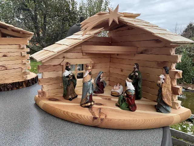 Die Krippen werden hauptsächlich aus Zirbenholz hergestellt.  | Foto: MeinBezirk.at/Astrid Siebert